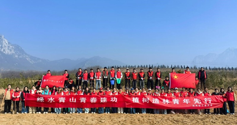 学校组织开展义务植树活动