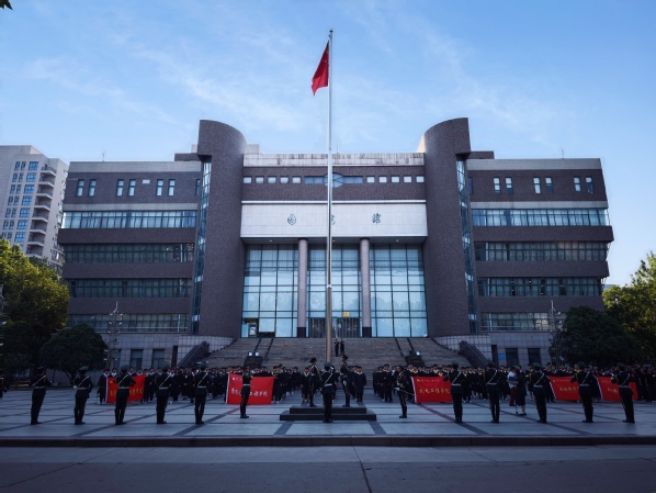 学校举行2025届毕业生升国旗仪式主题活动